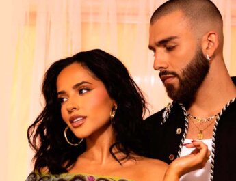 Becky G junto a Manuel Turizo lanza el tema tropical "Qué haces"