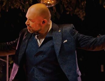 Santiago Cruz estrena “TODOS TENEMOS CICATRICES” y pone el dolor y la dignidad en el centro del pop latino