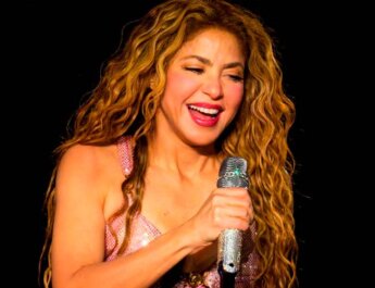 Shakira pierde el equilibrio y cae durante concierto en Montreal