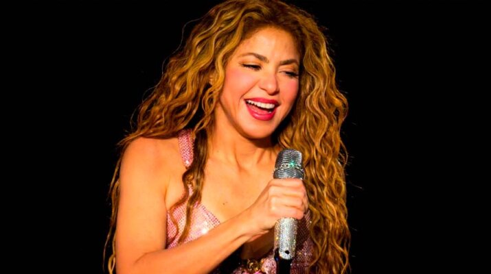 Shakira pierde el equilibrio y cae durante concierto en Montreal