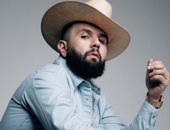 Carín León anuncia las fechas de su “BOCA CHUECA TOUR” en Centro y Sudamérica