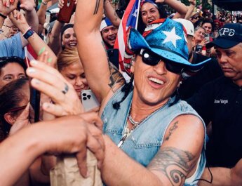 Elvis Crespo se apodera de Times Square con un concierto sorpresa para celebrar el lanzamiento de su álbum “Poeta Herío”