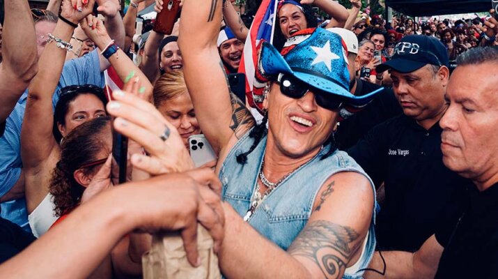 Elvis Crespo se apodera de Times Square con un concierto sorpresa para celebrar el lanzamiento de su álbum “Poeta Herío”