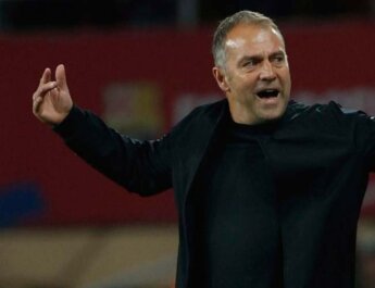 Hansi Flick, premiado como mejor entrenador de LaLiga 2024-25 por la RFEF