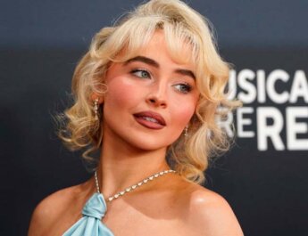 Sabrina Carpenter comparte portadas alternativas para su nuevo álbum después de la controversia