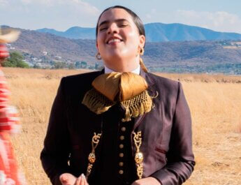 Camila Fernández estrena “RETUMBANDO EN EL CORA”: romanticismo al ritmo de Mariachi