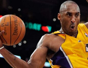 Subastan por $240,000 las zapatillas que Kobe Bryant usó en su partido debut en la NBA