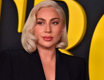 Lady Gaga se baña en pintura para promover su más reciente línea de cosméticos