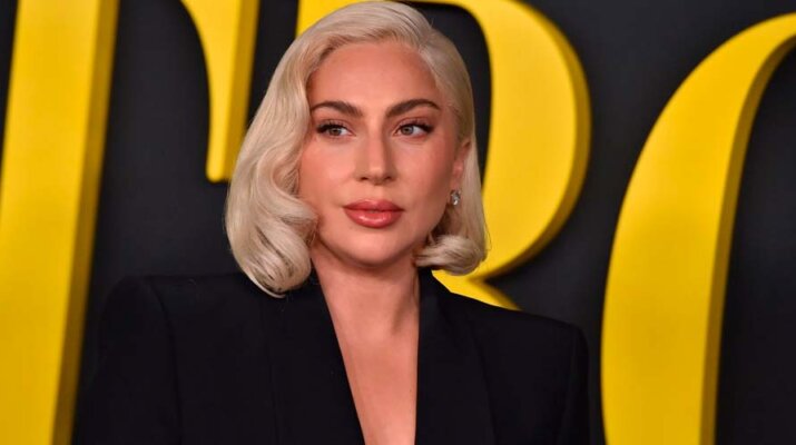 Lady Gaga se baña en pintura para promover su más reciente línea de cosméticos