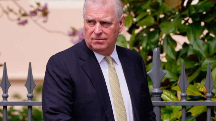 El príncipe Andrés renunció a sus títulos reales tras acusaciones en su contra