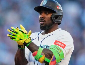 Randy Arozarena sorprende a sus entrenadores de infancia con autos de regalo