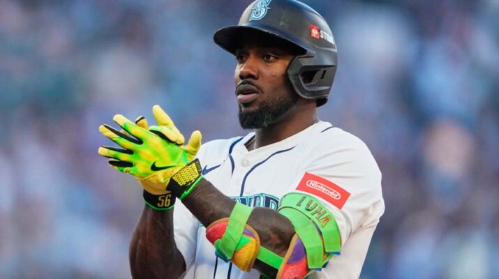 Randy Arozarena sorprende a sus entrenadores de infancia con autos de regalo