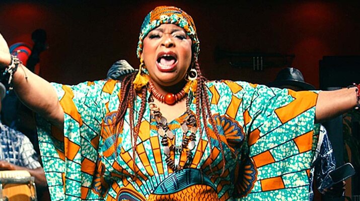 Leslie Rous Conquista el Top 3 Radial con su Tributo a Celia Cruz