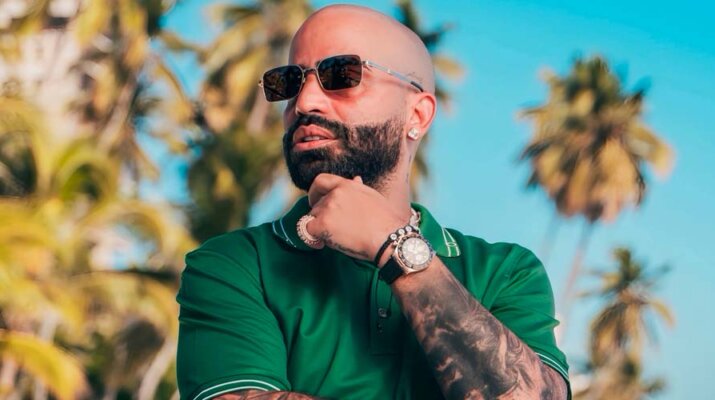 Arcángel continúa se reinado de dos décadas con “HOY SE GUAYA” antes de su próximo álbum LA OCTAVA MARAVILLA