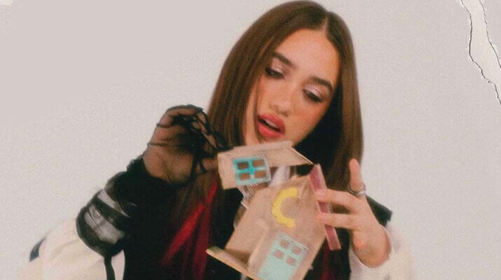 ELA TAUBERT comienza a cerrar su ‘PREGUNTAS A LAS 11:11’ TOUR con su nuevo sencillo “TE PROMETO”