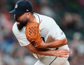 José Urquidy pacta con los Piratas de Pittsburgh por un año