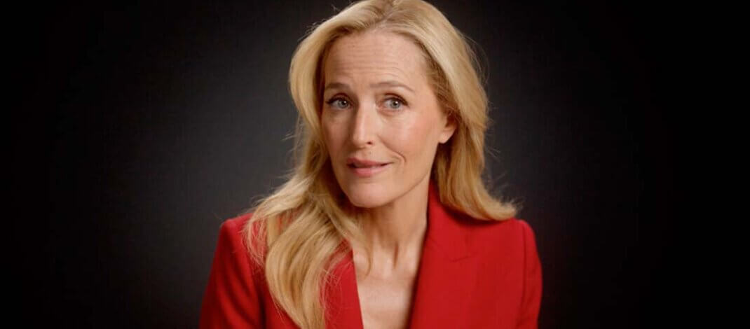 Este Día Internacional de la Mujer, Gillian Anderson reclama su autoestima en «Lessons of Worth» de L’Oréal Paris