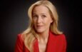 Este Día Internacional de la Mujer, Gillian Anderson reclama su autoestima en «Lessons of Worth» de L’Oréal Paris