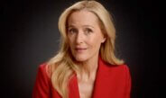 Este Día Internacional de la Mujer, Gillian Anderson reclama su autoestima en «Lessons of Worth» de L’Oréal Paris