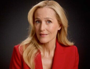 Este Día Internacional de la Mujer, Gillian Anderson reclama su autoestima en «Lessons of Worth» de L’Oréal Paris