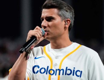 Pipe Bueno interpretó el himno nacional de Colombia en el Clásico Mundial de Béisbol 2026