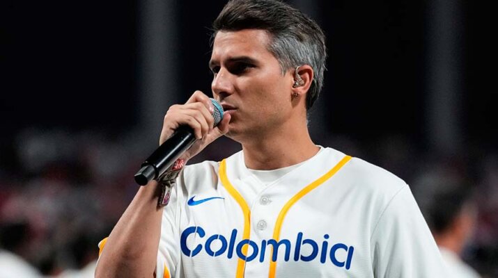 Pipe Bueno interpretó el himno nacional de Colombia en el Clásico Mundial de Béisbol 2026