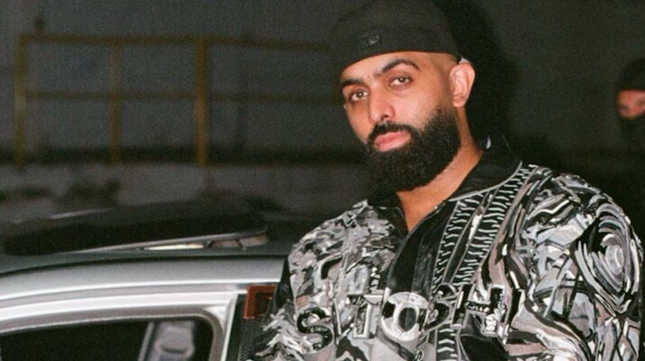 Eladio Carrión celebra el aniversario de 3MEN2 KBRN con “DE CHAMAQUITO”