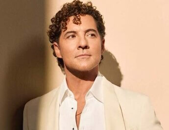 David Bisbal sorprende cantando "VIVIR ASÍ ES MORIR DE AMOR"