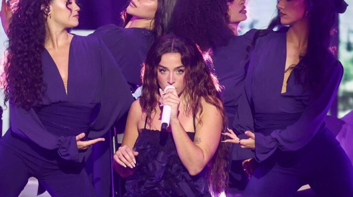 Lola Índigo deslumbra en la cuarta edición de Billboard Mujeres Latinas y recibe el “PREMIO EVOLUCIÓN”