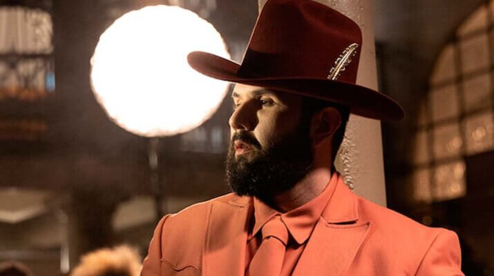 Carín León incursiona en el disco y funk para “RUCA”