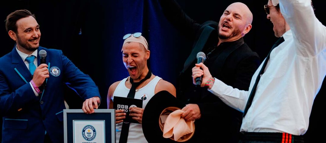 Pitbull rompe récord Guinness al reunir a 22,000 fans usando calvas falsas