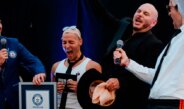 Pitbull rompe récord Guinness al reunir a 22,000 fans usando calvas falsas