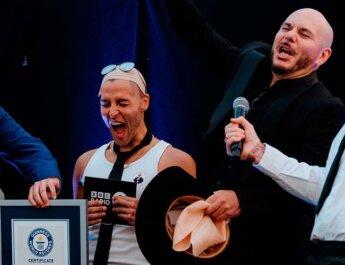 Pitbull rompe récord Guinness al reunir a 22,000 fans usando calvas falsas