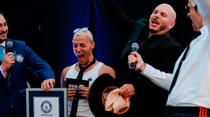 Pitbull rompe récord Guinness al reunir a 22,000 fans usando calvas falsas