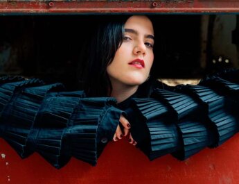 Camila Fernández convierte las falsas promesas en un poderoso himno ranchero con "NO MANCHES"