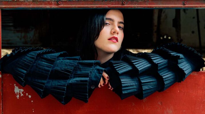 Camila Fernández convierte las falsas promesas en un poderoso himno ranchero con "NO MANCHES"
