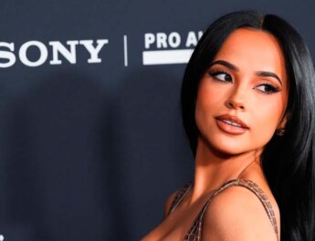 Becky G habla sobre lo “increíble” que fue hacer música con Benny Blanco y Selena Gomez