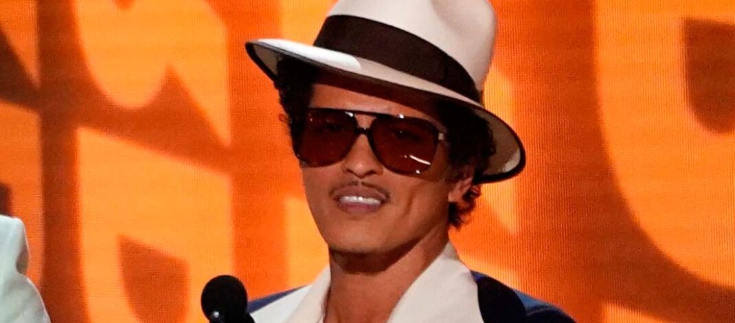 Bruno Mars estrena el video de “Dance With Me”, personaje DMH