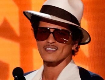 Bruno Mars estrena el video de “Dance With Me”, personaje DMH