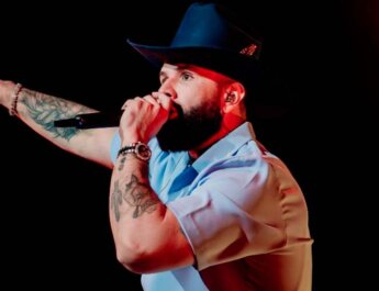 Carín León celebra seis nominaciones a los Premios Heat Latin 2026