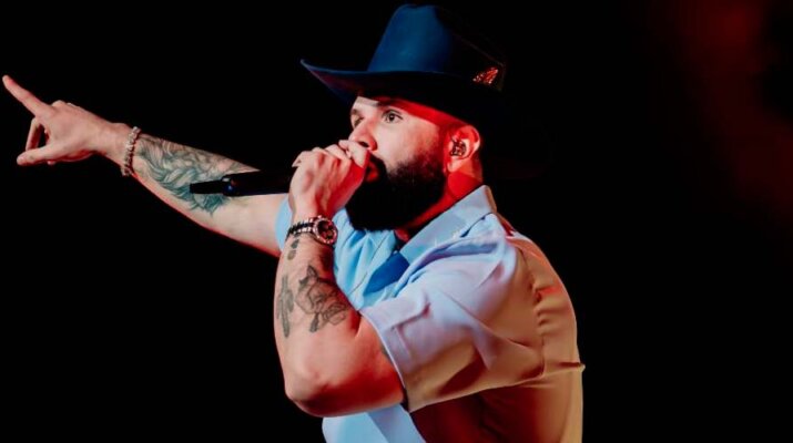 Carín León celebra seis nominaciones a los Premios Heat Latin 2026