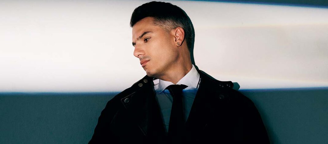 Pipe Bueno dice “AQUÍ ESTOY YO” con el álbum más personal de su carrera