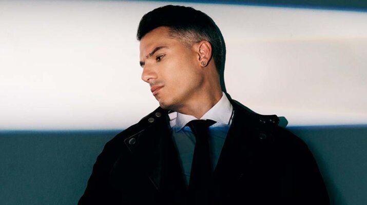 Pipe Bueno dice “AQUÍ ESTOY YO” con el álbum más personal de su carrera